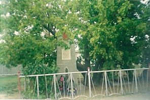 Памятник юным бойцам "Босоногого гарнизона" в х.Вербовском на месте их захоронения
