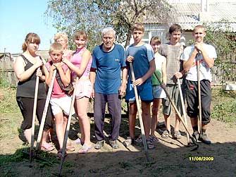 Ветеран Новоселов Анатолий Григорьевич со своими молодыми помощниками