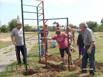 Установка детской площадки у Черкасовской школы