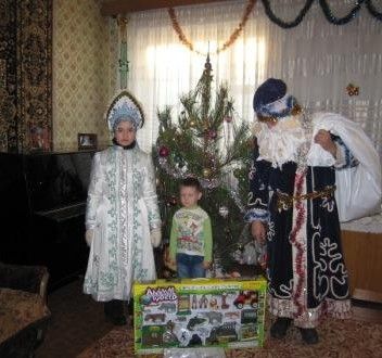 Дед Мороз и Снегурочка поздравляют Дунина Данилку