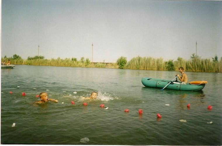 Спортивный праздник, соревнования по плаванию.