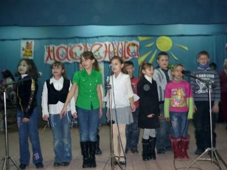 Школьники исполняют песню на празднике "Проводы русской зимы" 