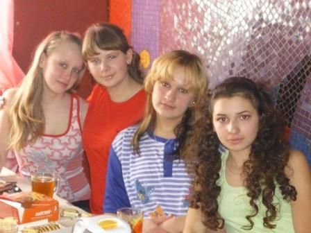 Юные казачки на праздничном чаепитии
