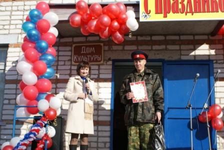 Косивцова И.М. специалист администрации поздравляет молодую семью Никитиных