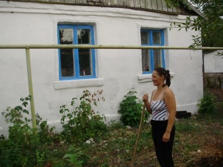 Елена Танцура наводит порядок во дворе недавно купленного дома
