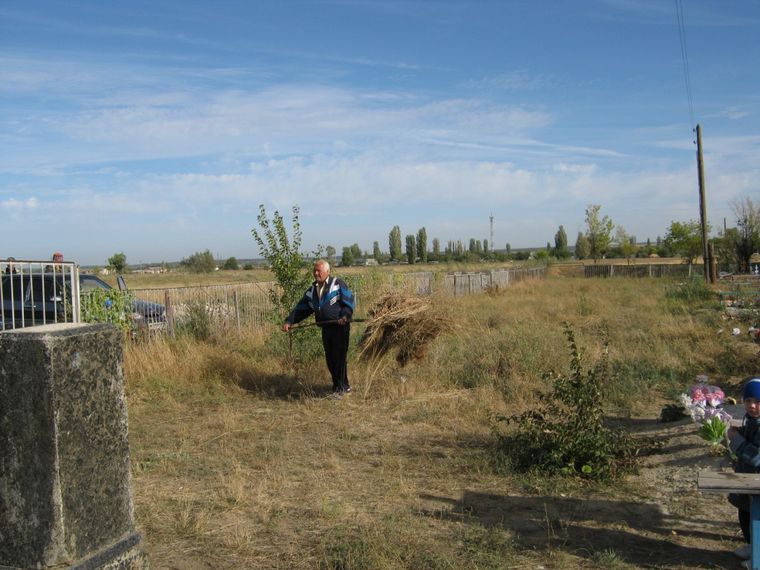 А.Пирогов на работе на кладбище