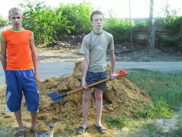 молодые жители ТОС "Радуга-9" на уборке