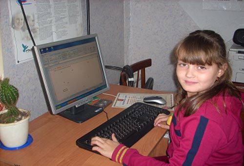 Учащиеся начальной школы осваивают компьютер