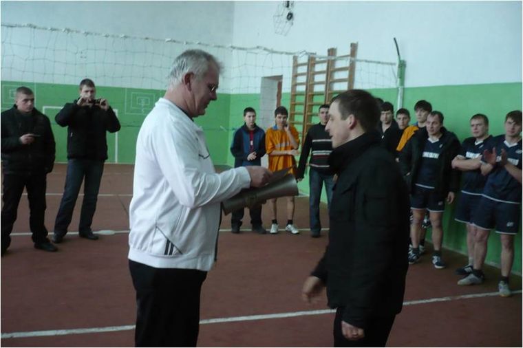 Глава администрации награждает участников турнира по волейболу, посвященный 67- годовщине разгрома немецко-фашистских войск под Сталинградом.