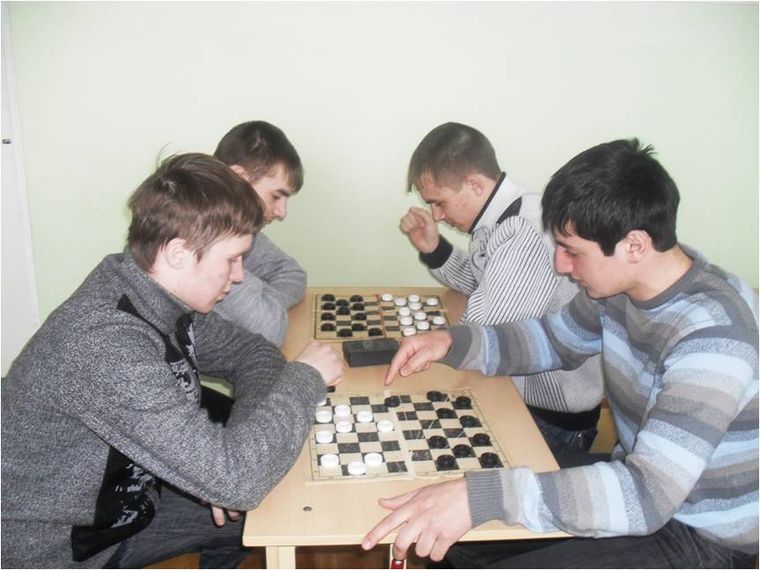 Игра в шашки – излюбленное время провождение сельской молодёжи.