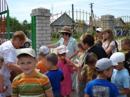 председатель ТОС "Зенитчиков" Белова В. А. раздает сладкие подарки детям 