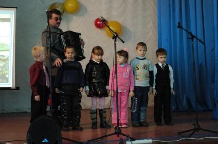 Активисты  ТОСа «Островской» на сцене ДК «Гармония»
