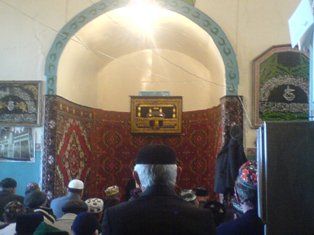 В Мечети чмтают праздничную молитву