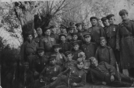 Петр Акимович Кузнецов, в последнем ряду фуражка набекрень