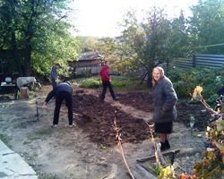 Ребята из отряда "Добрые помощники" работают в огороде ветерана ВОВ