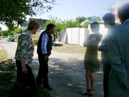  Администрация Ворошиловского района беседует с жителями Садовой.