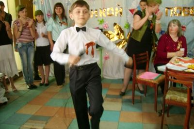 Мальчик Саша Полянский исполняет песню"Мой прадедушка"