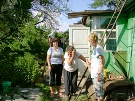 Кирюхина и Какоткина производят уборку в доме пожилой женщины.