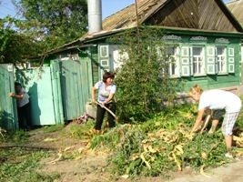 Кирюхина и Карельцева производят покос травы.