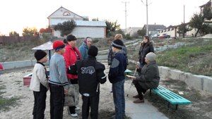 Председатель уличного комитета Кирюхина рассказывает ребятам о поступке Морозовой.